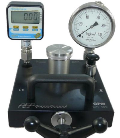 Calibrador de manómetros, presostatos y sensores de presión compuesto de bomba de presión, manómetro patrón y software de registro y calibración.