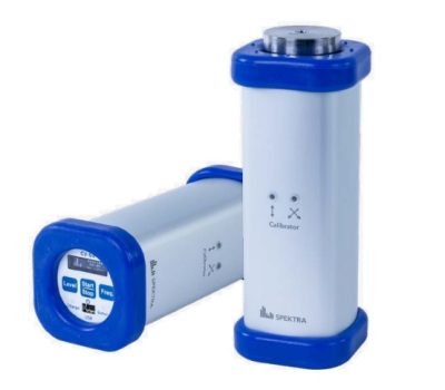 Calibrador de sensores de vibración portátil en dos valores fijos de frecuencia 79.58 Hz y 159.15Hz con diferentes amplitudes en aceleración, velocidad y desplazamiento. Alimentación por baterías.